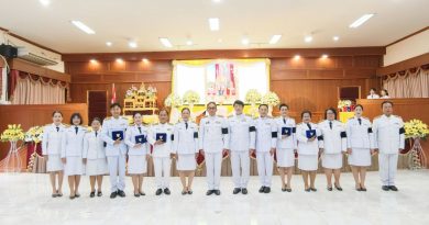 พิธีรับพระราชทานเครื่องราชอิสริยาภรณ์ ชั้นสายสะพาย ประถมาภรณ์มงกุฎไทย เบื้องหน้าพระบรมฉายาลักษณ์ พระบาทสมเด็จพระเจ้าอยู่หัว ประจำปี 2568 พิธีรับพระราชทานเครื่องราชอิสริยาภรณ์ ชั้นสายสะพาย ประถมาภรณ์มงกุฎไทย เบื้องหน้าพระบรมฉายาลักษณ์ พระบาทสมเด็จพระเจ้าอยู่หัว ประจำปี 2568